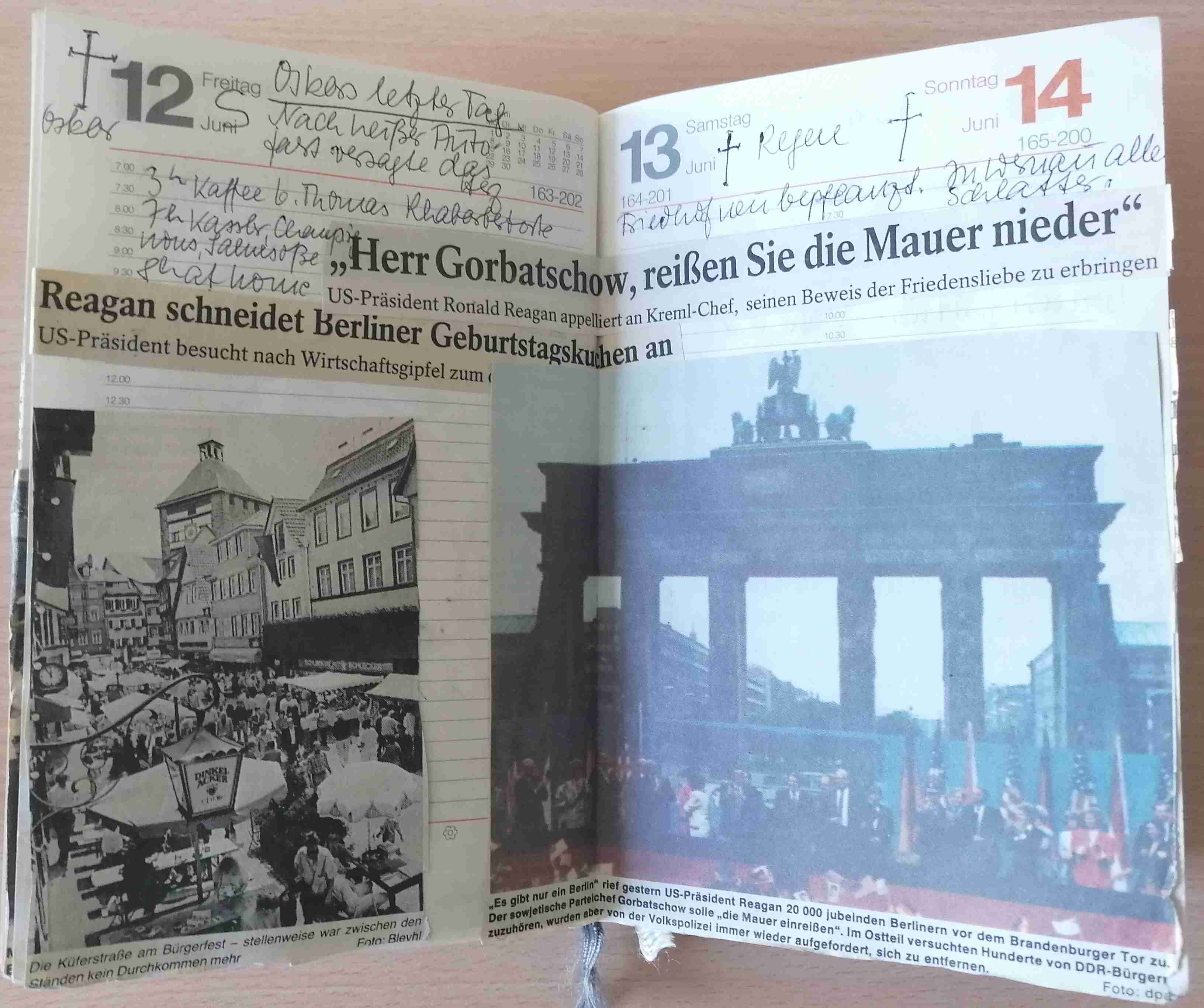 Hiltrud Günthers Kalender vom 12. bis 14. Juni 2023. Im Kalender sind Zeitungsausschnitte eingeklebt wie die Schlagzeile "Herr Gorbatschow, reißen Sie die Mauer nieder" und ein Foto vom Brandenburger Tor. Daneben handschriftliche Notizen wie "Oskars letzter Tag".